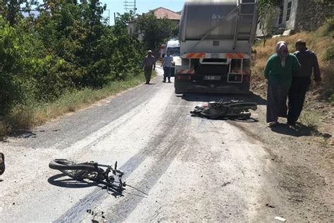 Motosiklet ile kamyon çarpıştı: 1 ölü